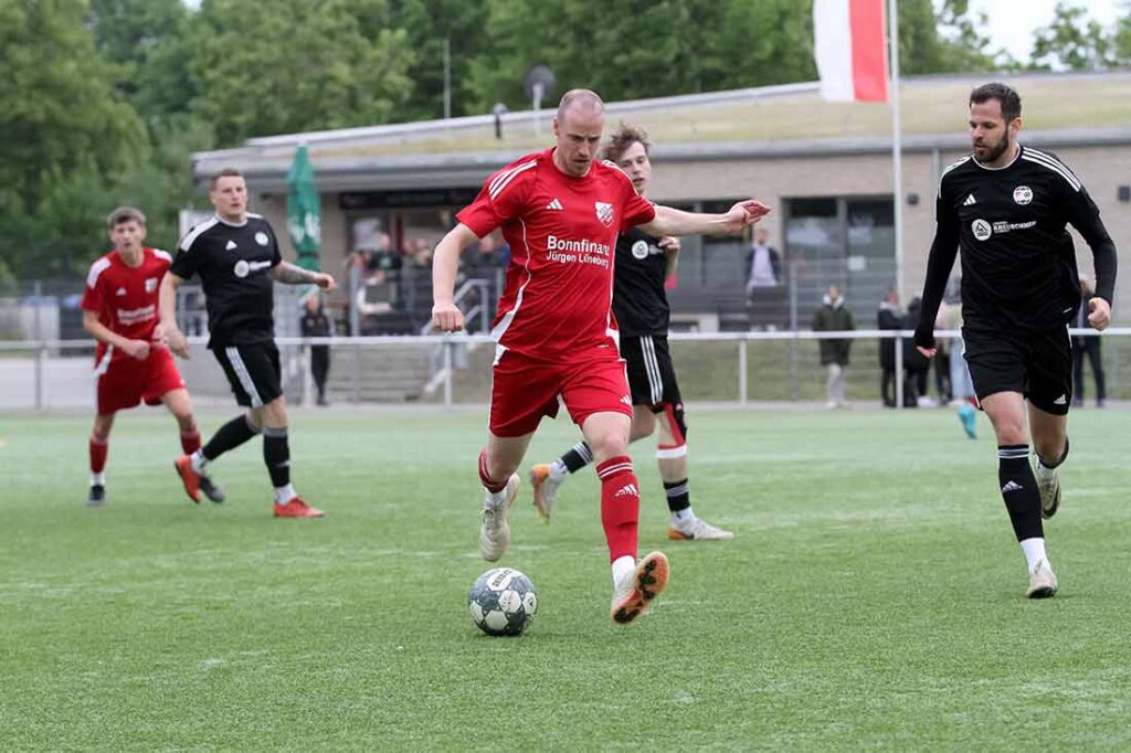 Moritz Hübner und der TSV Flintbek treffen auf einen formstarken Heikendorfer SV. © 2025 Ismail Yesilyurt