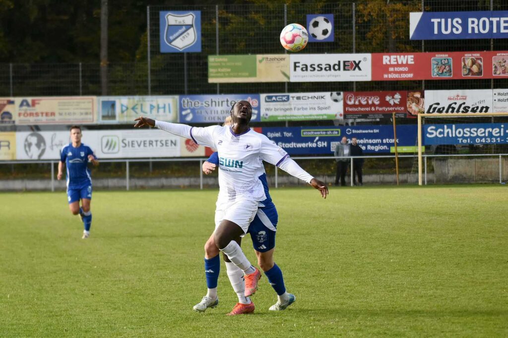 Moshood Adesanya (VfR) gegen Mats Henke (Rotenhof). © 2024 Olaf Wegerich