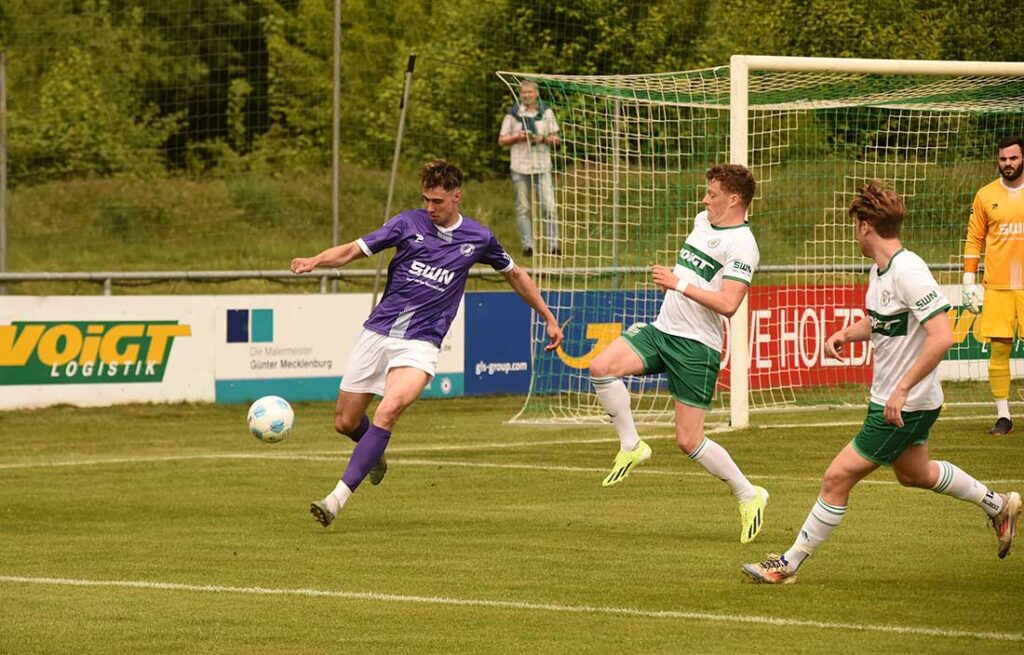 Nick Neca (VfR) klärt vor Marvin Ehlert (PSV). © 2025 Olaf Wegerich