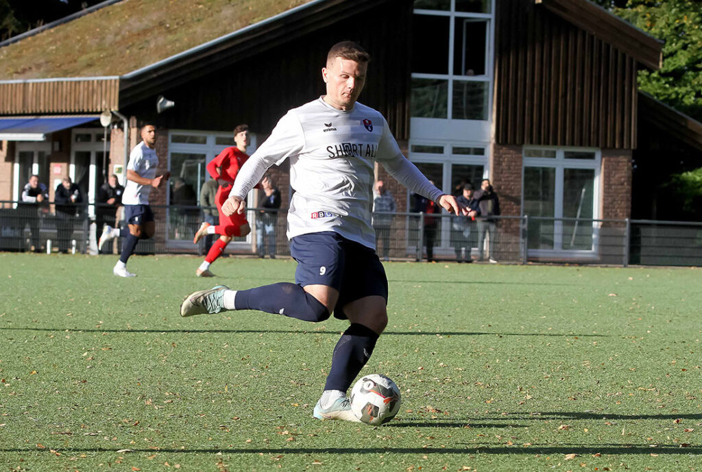 Nico Empen (RB Obere Treene) gelingt mit dem 1-1 gegen Inter Türkspor Kiel sein bereits 31. Tor. Topwert in der Landesliga. © 2024 Ismail Yesilyurt