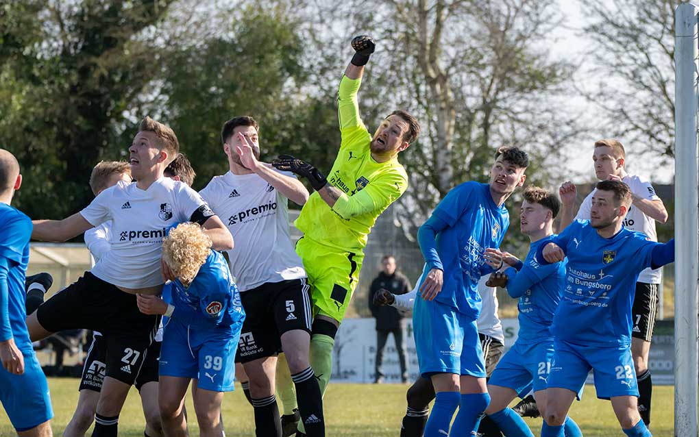 Nico Kocks (rechts von Torwart) im torlosen Spiel beim Heider SV. © 2025 Volker Schlichting