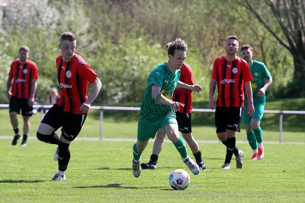 Niklas Schmidt (SVE Comet Kiel) ist einer der dribbelstärksten Kicker in der Verbandsliga Ost. © 2025 Ismail Yesilyurt