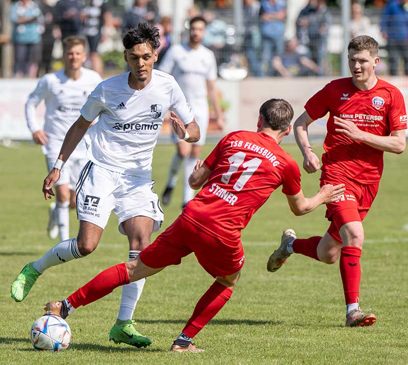 Pascal Ayenne (Heider SV) gegen Lennart Steiner (re., TSB Flensburg). © 2025 Volker Schlichting