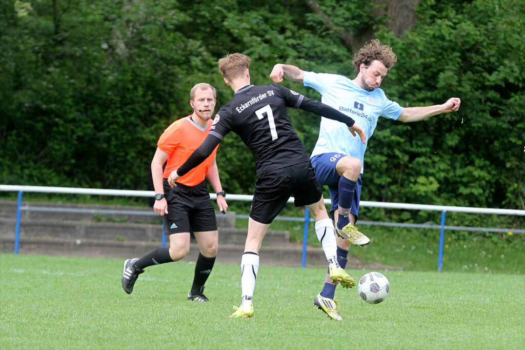 Paul Battermann (Suchsdorfer SV) gelingt ein guter Tanz gegen den Eckernförder SV. Links Max Böhmer. © 2025 Ismail Yesilyurt