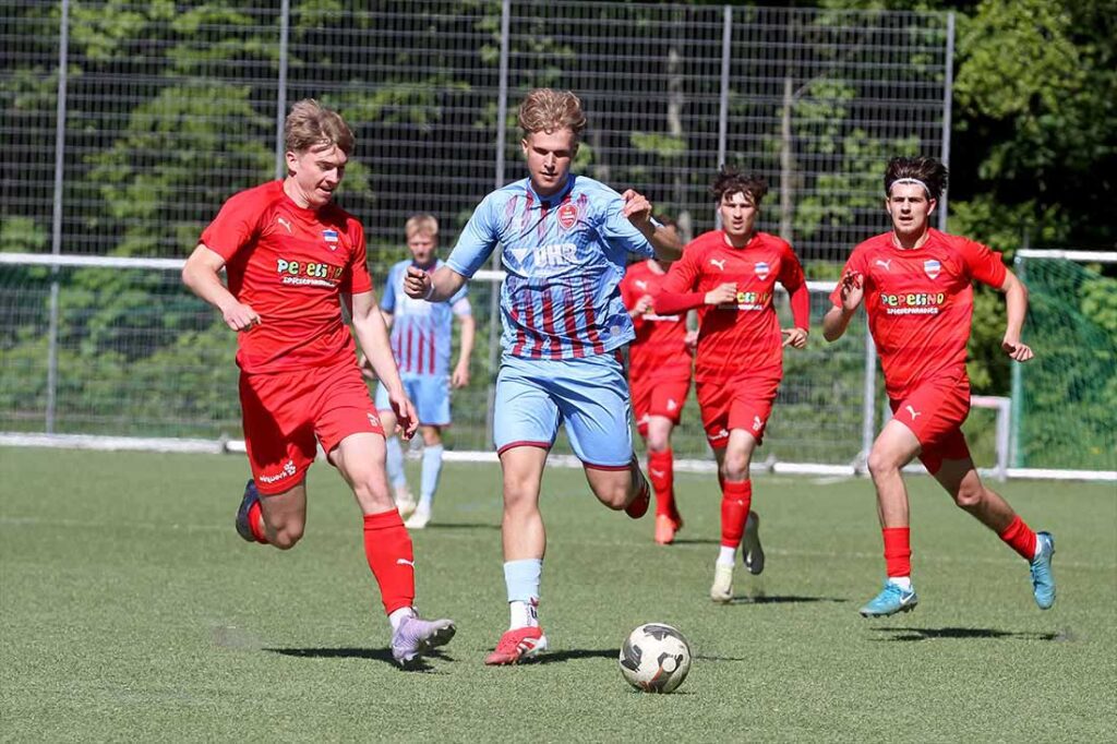 Phil Baumgarn (Inter Türkspor Kiel), gegen Mads Nielsen (Weiche FL 08 II), leitet hier mit einem guten Lauf die Dreifachchance. © 2025 Ismail Yesilyurt