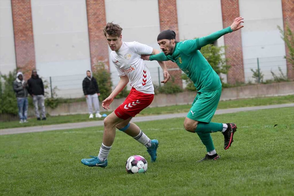 Robert Schröder (MED SV) erobert den Ball gegen Connor Prüss (SG Oldenburg-Göhl). © 2025 Ismail Yesilyurt.JPG