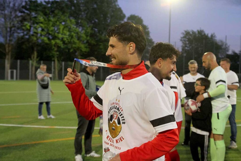 Salih Ramo (FC Kilia Kiel) handelt sich in Eichede eine Rote Karte ein. © 2025 Ismail Yesilyurt