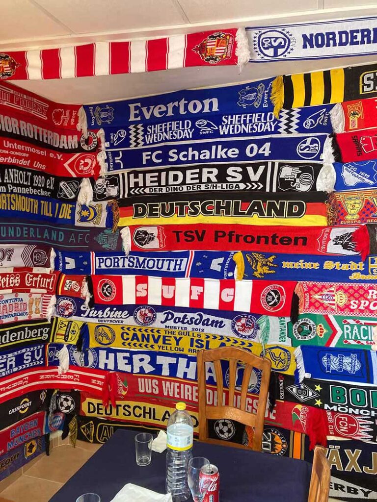 Schalwand im Pub in Alicante - der Heider SV ist auch in Spanien bekannt. © privat.jpg