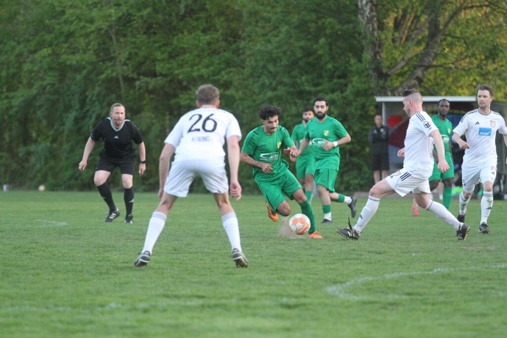 Sherko Ali (MED SV, in grün) gelingt ein schönes Freistosstor zum 1:1. © 2025 Ismail Yesilyurt