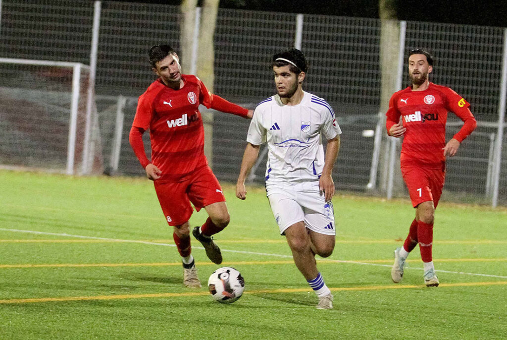 Simar Dilbagi (am Ball, TuS Rotenhof) © 2024 Ismail Yesilyurt