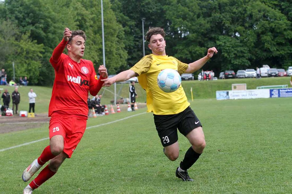Simon Haasis (Wiker SV) gegen Drilon Trepca (li., Kilia Kiel). © 2025 Ismail Yesilyurt