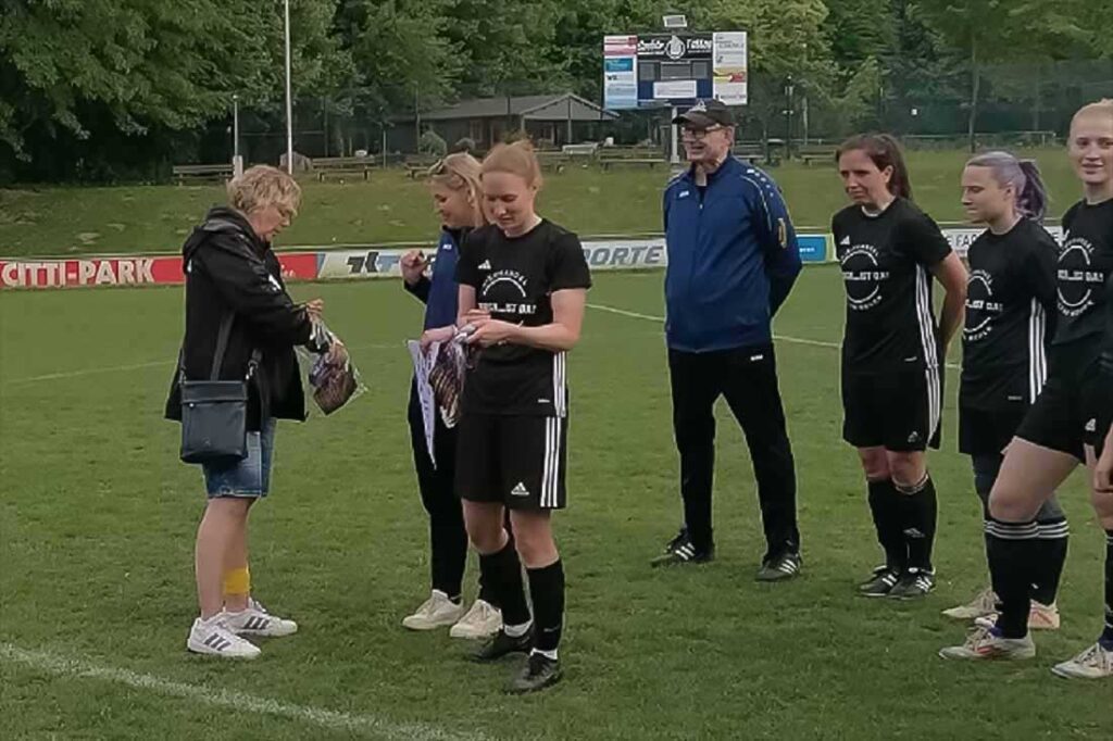 Susanne Möller (li.) vom KFV Kiel ehrt die Bösdorferinnen. © 2025 Fortuna Bösdorf