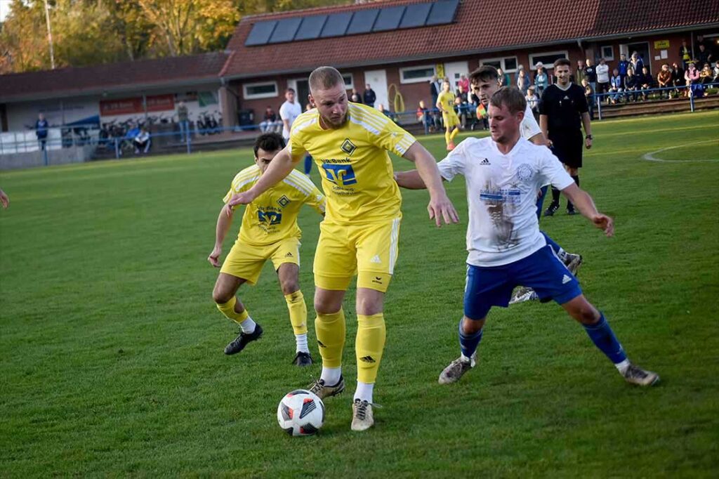 Szene aus dem Hinspiel zwischen Maximillian Ecke (am Ball, Osterrönfelder TSV) und Henning Lorenzen (TSV Rantrum). © 2024 Olaf Wegerich