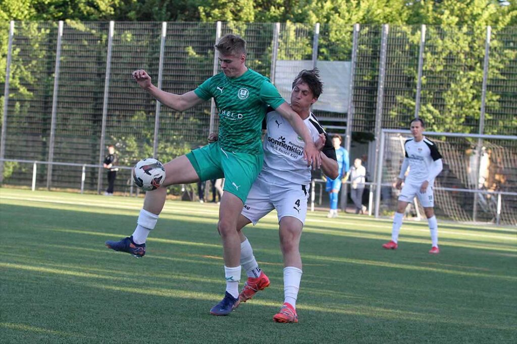 Thorg Salke (li., TSV Klausdorf) schirmt den Ball geschickt vor Moritz Humm (TSV Kronshagen) ab. © 2025 Ismail Yesilyurt