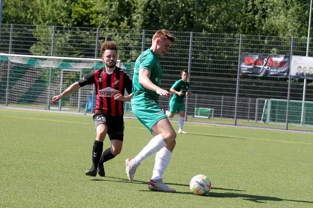 Thorge Salke (re.,TSV Klausdorf) steigt in die Oberliga zum Oldenburger SV auf. © 2025 Ismail Yesilyurt