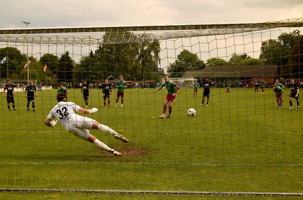 Tjark Sievers (ESV) trifft zum 2-2 Ausgleich. © 2025 Olaf Wegerich