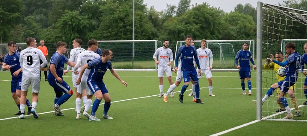Tor für den Heider SV oder nicht - Maik Holm (BW Wesselburen) versucht zu retten. © 2025 Volker Schlichting