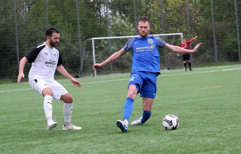 Torgen Ebsen (SV Dörpum). Links Erdogan Cumur (TSV Kronshagen). © 2025 Ismail Yesilyurt