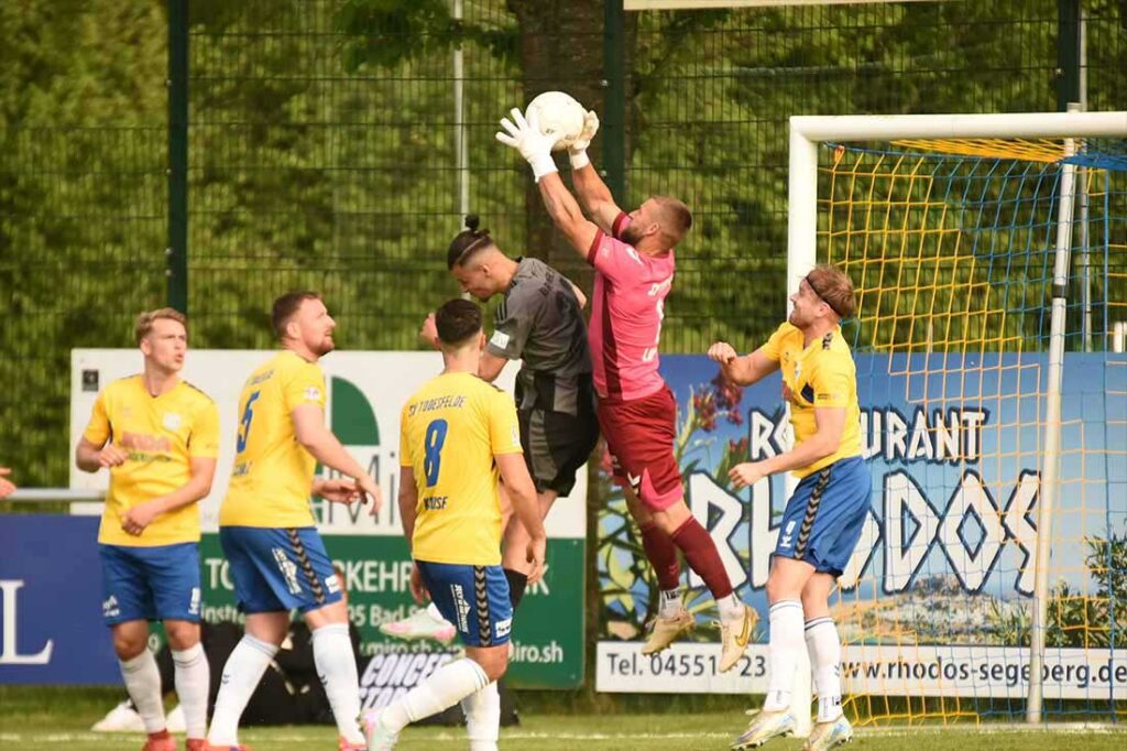 Torhüter Fabian Landvoigt packt sicher zu. © 2025 Olaf Wegerich