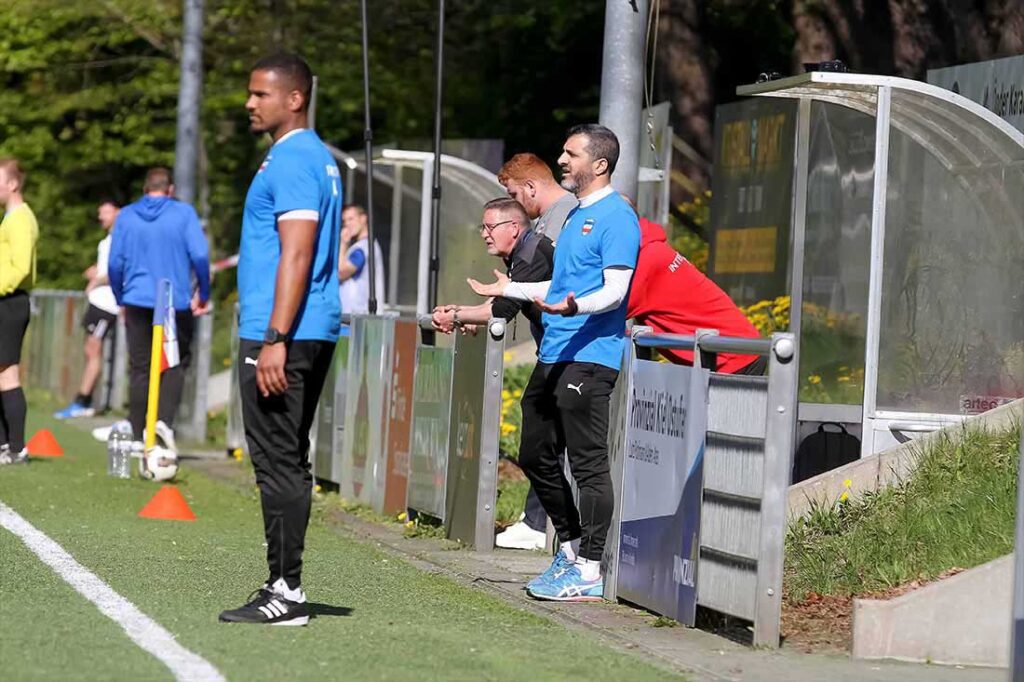 Trainer Abdul Yilmaz (re., Inter Türkspor Kiel) ist auch ratlos. Viele Chancen, weing Ertrag zuletzt. © 2025 Ismail Yesilyurt