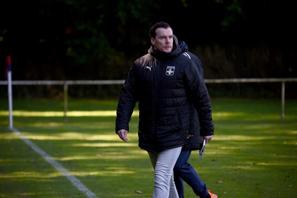 Trainer Dennis Jaacks von Eutin 08. © 2024 Olaf Wegerich