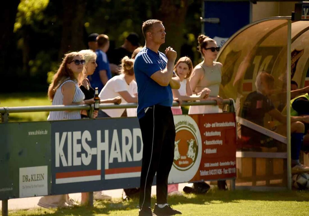 Trainer Guido Wieck und der TUS schöpfen neue Hoffnung im Abstiegskampf. © 2025 Olaf Wegerich