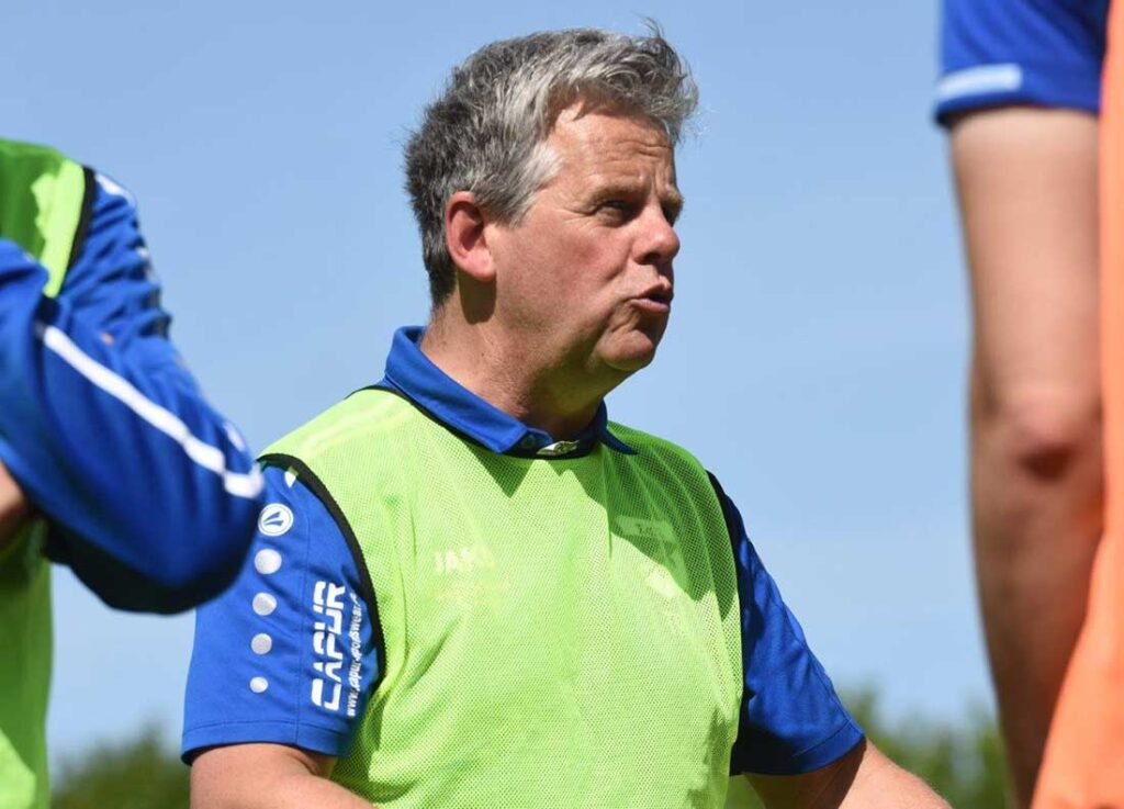 Trainer Hermi Lausen (TuS Rotenhof). © 2025 Olaf Wegerich