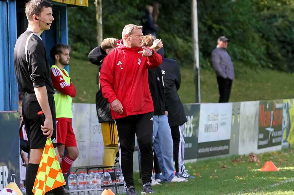 Trainer Matthias Liebal (TSV Flintbek) macht mit seinem Team ein großen Schritt in Richtung Klassenerhalt. © 2024 Ismail Yesilyurt