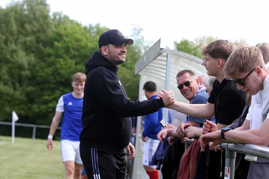 Trainer Pascal Diouri verabschiedet sich vom Oldenburger SV. © 2025 Ismail Yesilyurt
