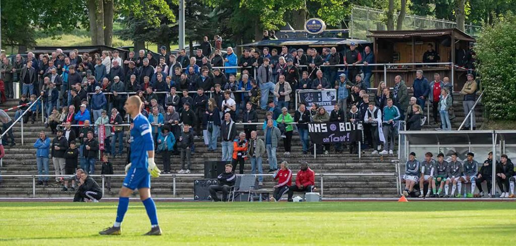 Viele Fans haben den Heider SV in Schöningen unterstützt. Im Heimspiel gegen Altona 93 darf die Hütte ruhig richtig voll werden. © 2025 Volker Schlichting