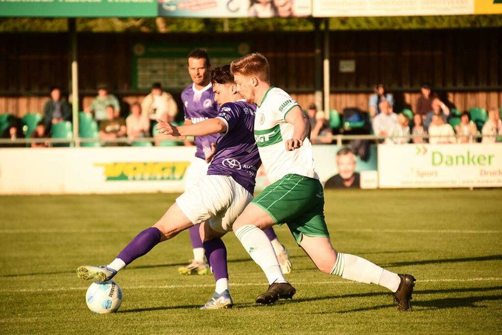 Visar Mehmeti (VfR) gegen Calvin Ehlert (PSV)-. © 2025 Olaf Wegerich