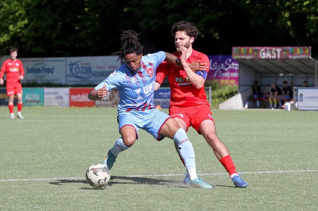 Wertvoll für ihr Team - Ilidio Santos (li., Weiche Flensburg II) und Serkan Yildirimer (Inter Türkspor Kiel. © 2025 Ismail Yesilyurt