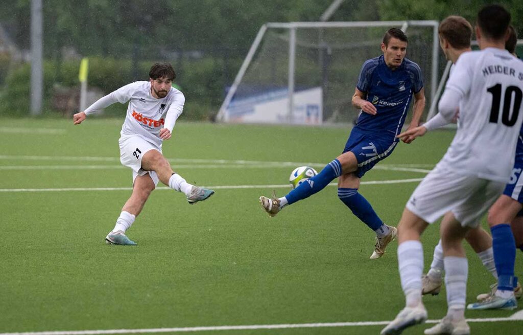 Yusef Abdelrahman (Heider SV U23) hat abgezogen - Rune Martens (BW Wesselburen) versucht zu blocken. © 2025 Volker Schlichting