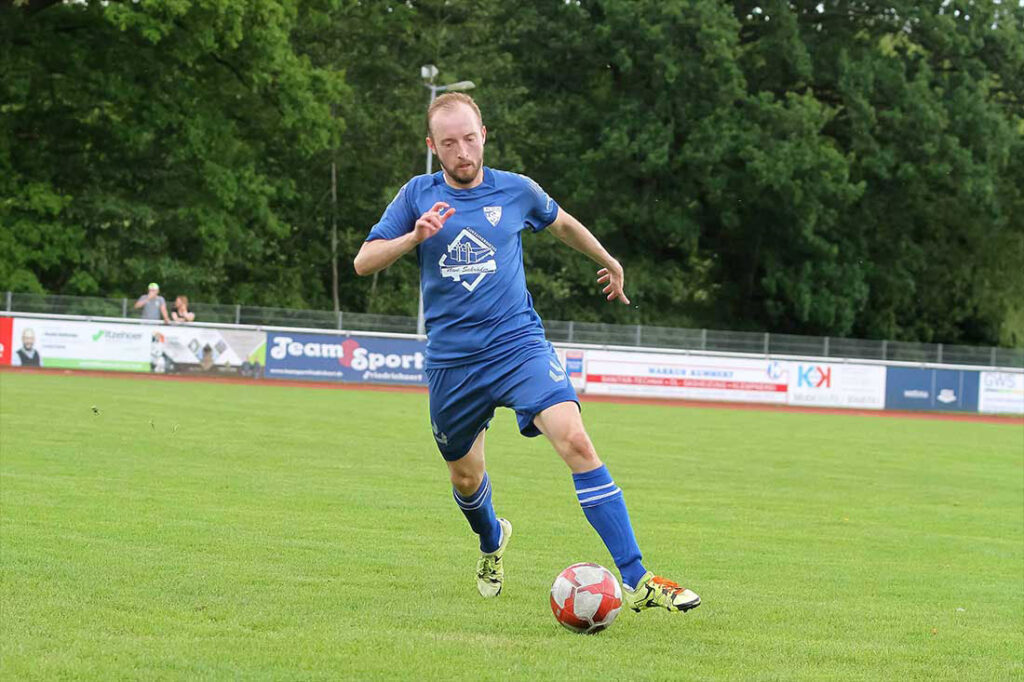 Abwehrspieler Eike Boeck und der TSV Plön standen auf festen Füßen beim TSV Travemünde. © 2025 Ismail Yesilyurt