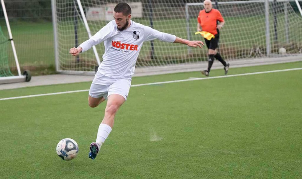 Anas Boukara (Heider SV U23) kann rechts wie auch links. In Schleswig sorgte Boukara auf der linken Mittelfeldseite für Ordnung. © 2025 Volker Schlichting