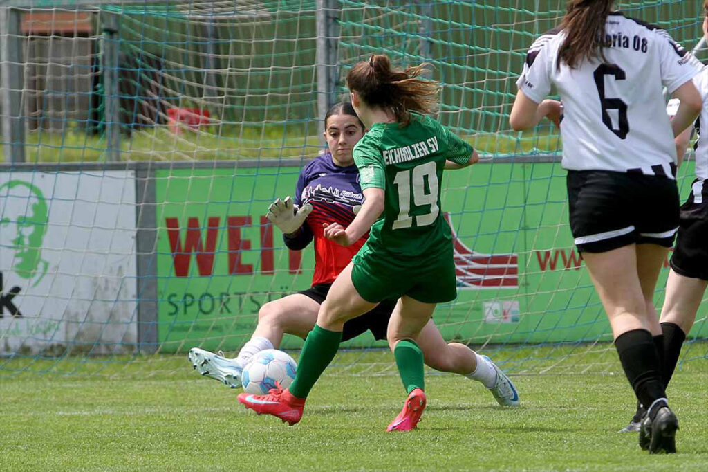Anna Nunold (Eichholzer SV) erzielt gegen Keeperin Duygu Alan (Viktoria Lübeck) mit dem 2:1 die erneute Führung. © 2025 Ismail Yesilyurt