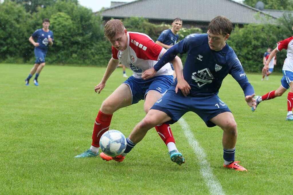 Arne Raudies (re., Husumer SV) stört hier Nahne Schmäschke. © 2025 Ismail Yesilyurt