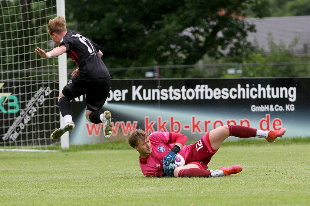 Bis auf einen kleinen Wackler ist Phönix-Keeper Vladyslav Galytsky extrem sicher. Hier ist er gegen Kevin Hentschel (Kropp) rechtzeitig da. © 2025 Isi Yesilyurt