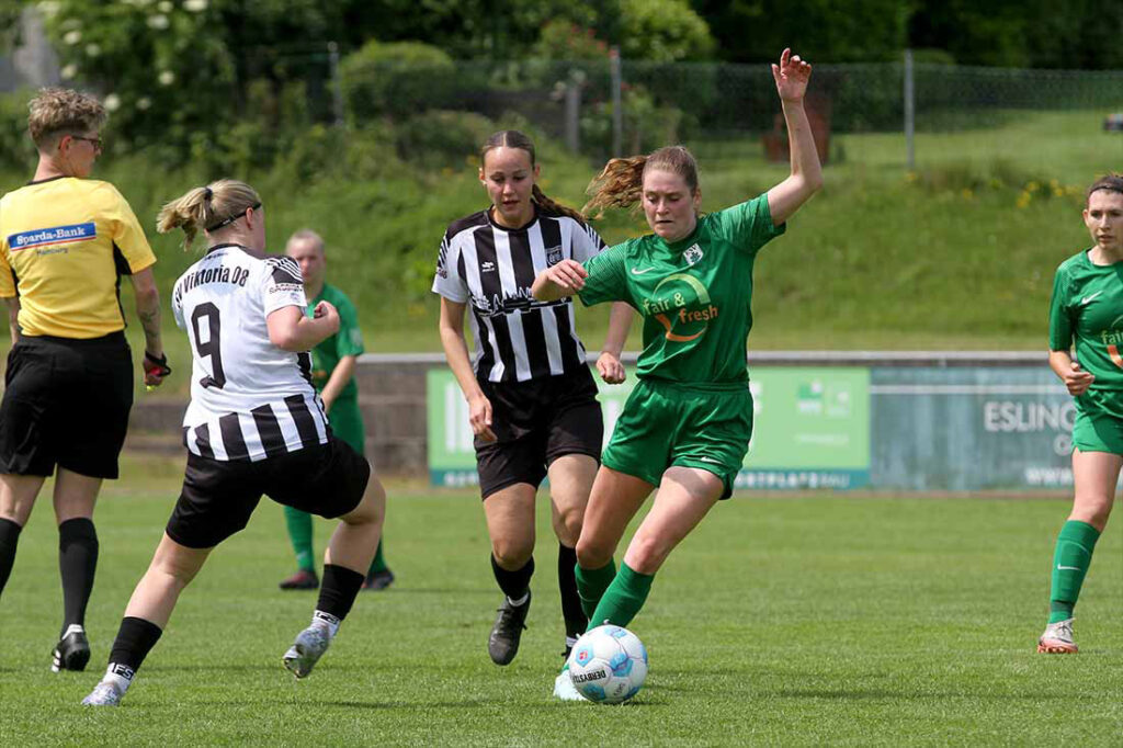 Charlotte Martens (Eichholzer SV) setzt sich gegen Luisa Prahl (re., Viktoria Lübeck) durch. © 2025 Ismail Yesilyurt