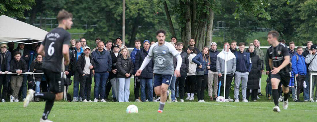 Der Kieler Professor-Peters-Platz war pickepackevoll. Sowas gab es jahrzehntelang nicht. © 2025 Ismail Yesilyurt