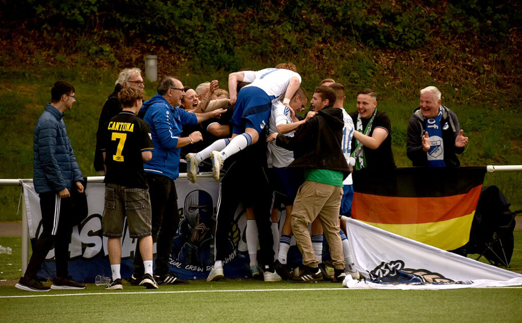Der Rotenhofer Siegtreffer wird ausgiebig gefeiert. © 2025 Olaf Wegerich