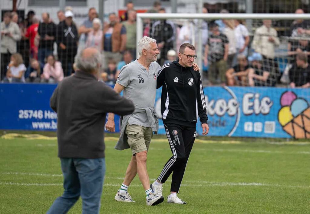 Die Trainer Andreas Bergmann (Altona 93., li.) und Markus Wichmann (Heider SV). © 2025 Volker Schlichting