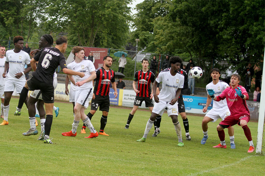 Diesen Kopfball von Florian Legrum (6, Kropp) kann Keeper Vladyslav Galytsky (Phönix Lübeck II) zur Ecke klären. © 2025 Ismail Yesilyurt