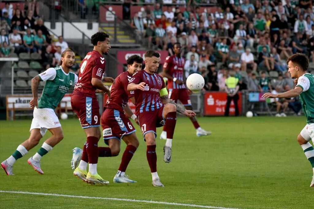 Dominic Hartmann ist schon sehr lange am Ball für den SC Weiche 08 Flensburg. © 2024 Olaf Wegerich