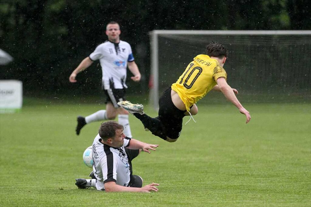 Dominik Bubat (VfR Horst) grätscht Simon Kahnwald (Wiker SV) den Ball ab. © 2025 Ismail Yesilyurt