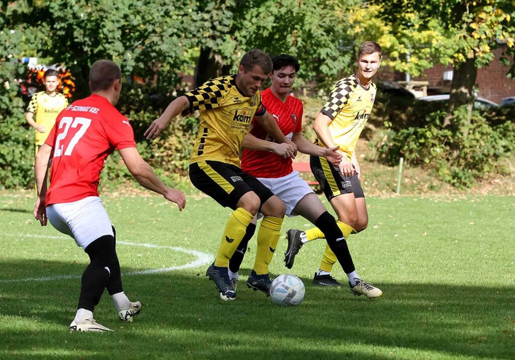 Eduard Klemmer (Frisia Risum-Lindholm, am Ball) arbeitet viel im Frisia-Mittelfeld. © 2024 Ismail Yesilyurt