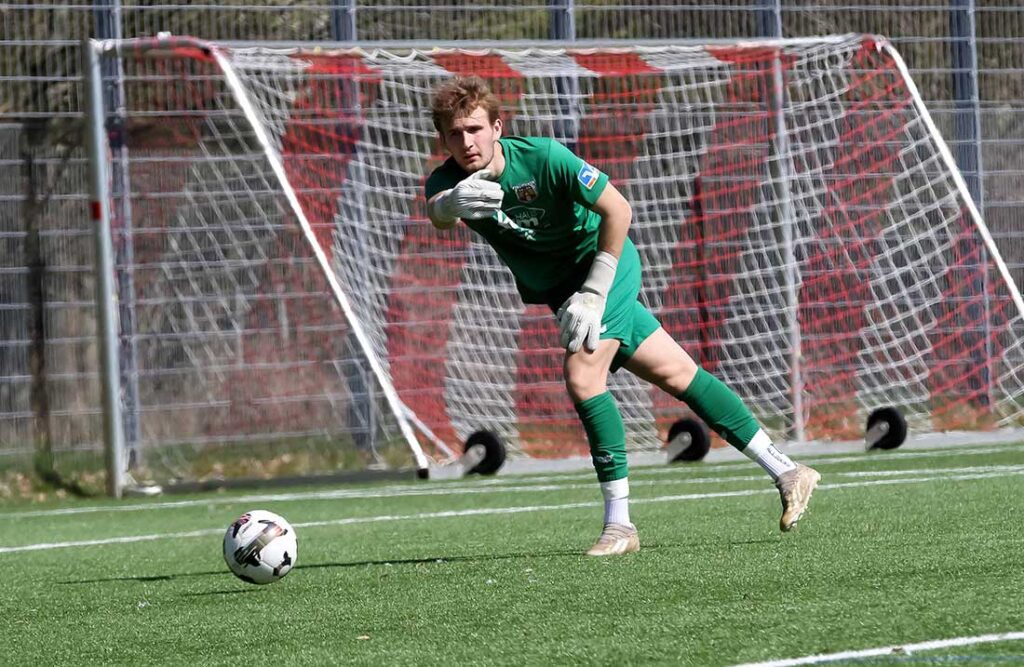 Frisia-Keeper Jorge Hansen muss gegen Dörpum gleich vier Mal den Ball aus dem Netz fischen. © 2025 Ismail Yesilyurt