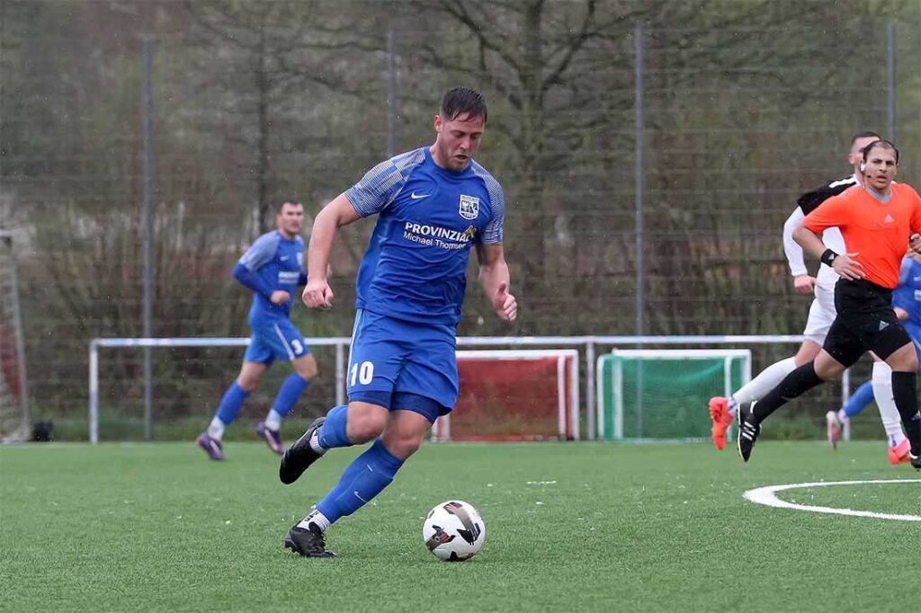 Henrik Moellgaard (SV Dörpum) erhöht mit senem 7. saisontor auf 2:0.© 2025 Ismail Yesilyurt