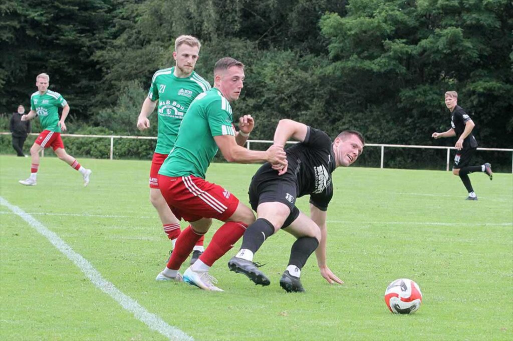 Henrik Schnoor (vorne) und Jorit Rathje (MTSV Hohenwestedt) gegen Nils Wölki (Eckernförder SV). © 2025 Ismail Yesilyurt