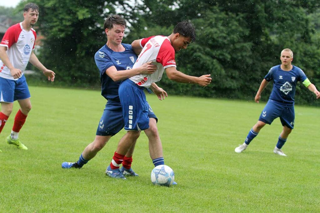 Jakob Reimansteiner (in blau, TSV Plön) gegen Saleh Beko (Husumer SV). © 2025 Ismail Yesilyurt
